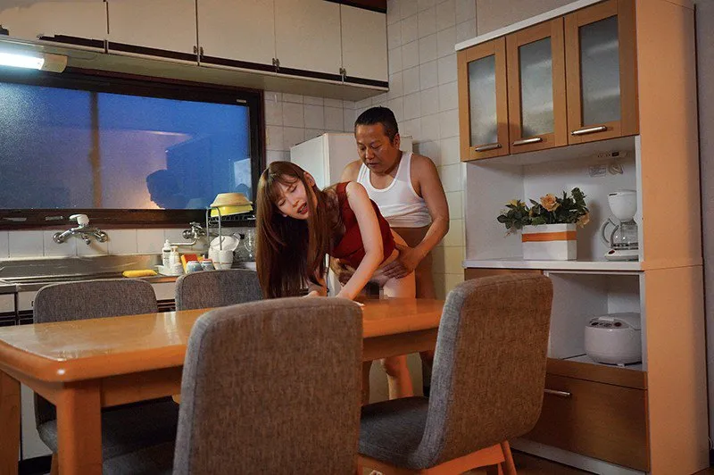 Con gái bị chồng yêu mới của mẹ phang mỗi ngày, cho dù đã có người yêu